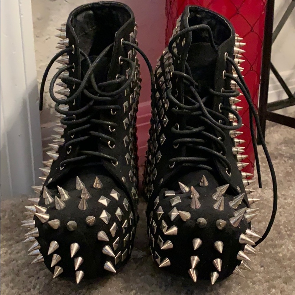 Spike boot ankle